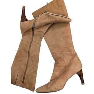 👢 Vintage Tan Suede Knee-High Boots | Size 10M | Pointed Toe, Stacked Heel